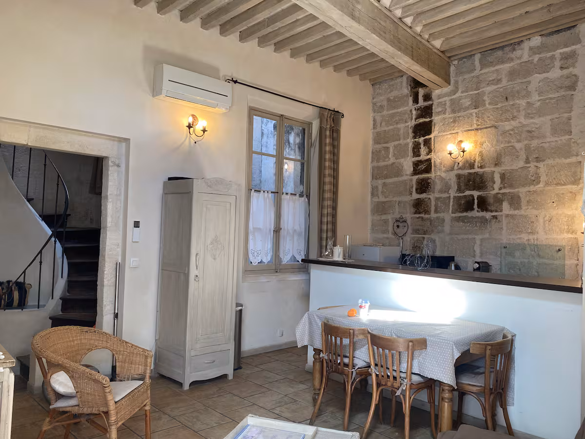 Le Poucet - Salon avec poutres apparentes